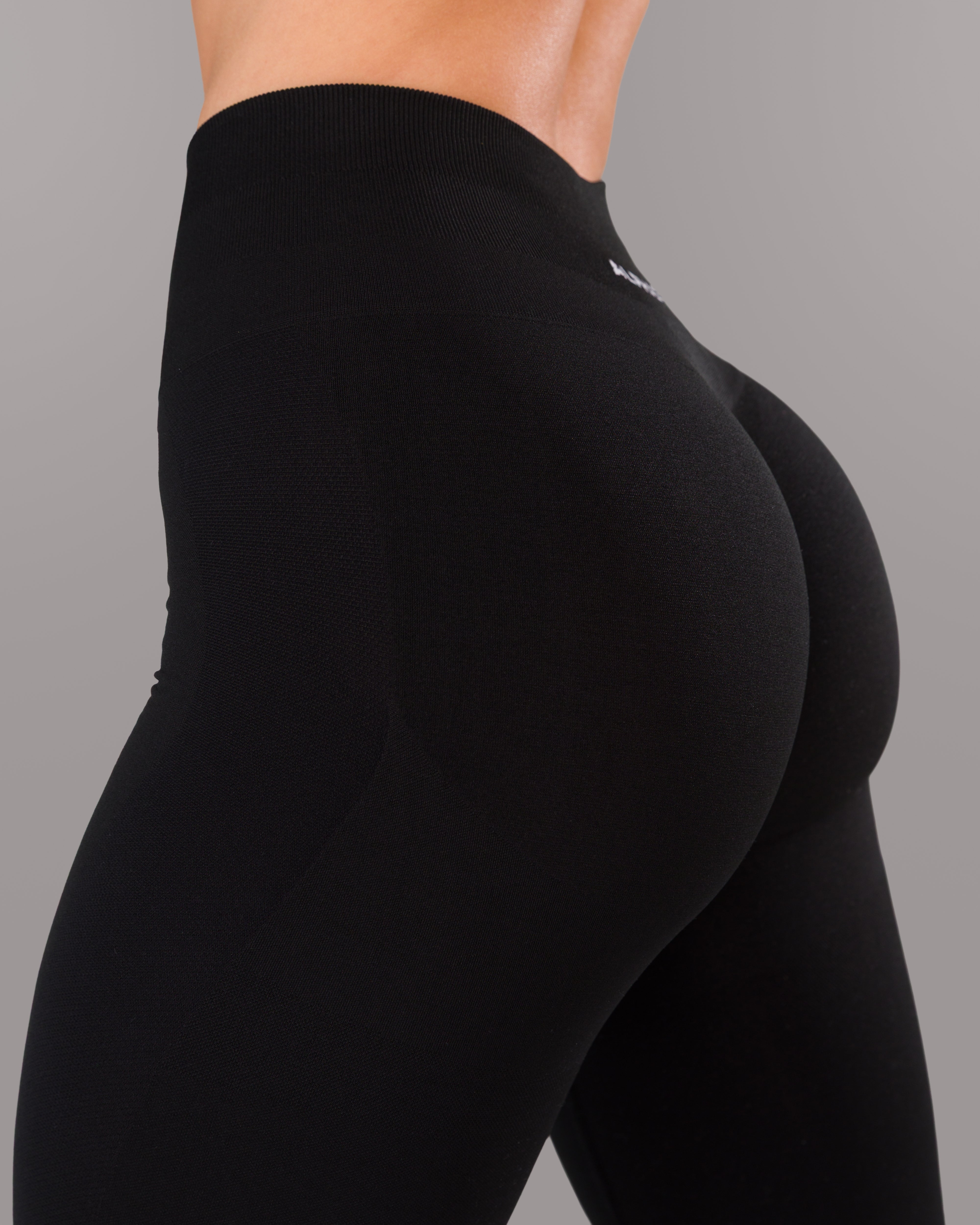 Pump Mid Rise Legging - Black w/ Logo – Alphalete Athletics